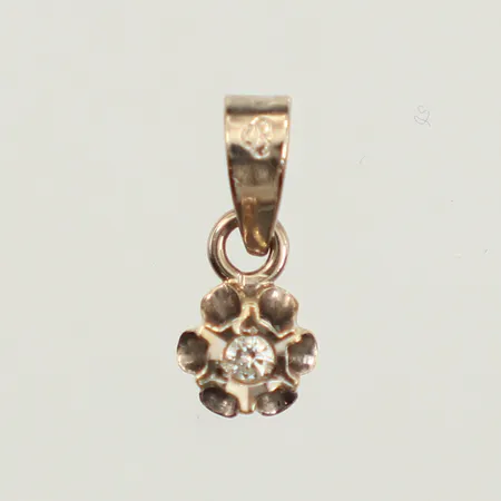 Hänge med diamant ca 0,03ct, längd 13,5mm inkl ögla, bredd 5,5mm, vitguld, 18K  Vikt: 0,6 g