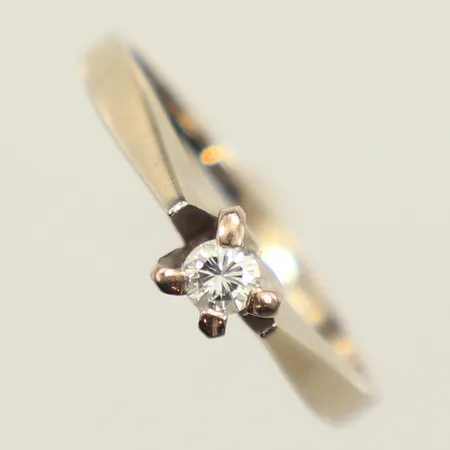 Ring med diamant 0,11ct enligt gravyr, stl 17½, bredd 1,2-4,5mm, vitguld, skev fattning, 18K  Vikt: 2,8 g