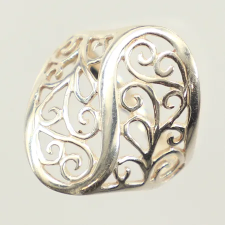 Ring med genombruten dekor, stl 16½, bredd 2-21mm, något skev, 925/1000 silver  Vikt: 3,3 g