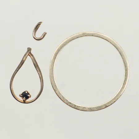 Ring, hänge med sten, gravyr, defekt, hänge i metall, silver  Vikt: 6,8 g