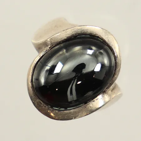 Ring med hematit, stl 17½, bredd ca 3-20mm, From, 925/1000 silver  Vikt: 10,7 g