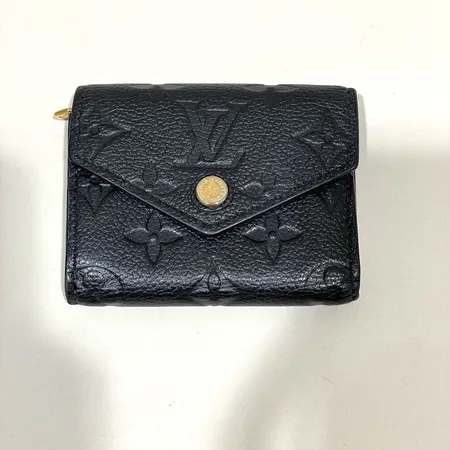  Plånbok, Louis Vuitton, Zoé Wallet, monogram empreinte läder, svart, ca 8x10cm, datumkod, bruksslitage, smärre fläckar, några sömmar har släppt, trasigt/lås glappar, dustbag, etui.