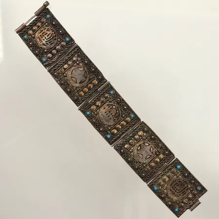 Armband, längd 19cm, bredd 30mm, blå stenar, skevt stift i lås, 900/1000 silver  Vikt: 39,3 g