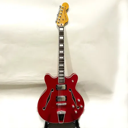 Elgitarr Fender Coronado II, serienr. CGF1328024, double cutaway, mickar ej original, djup repa på kropp, mjukt fodral, defekt fodral.   Skickas med postpaket.