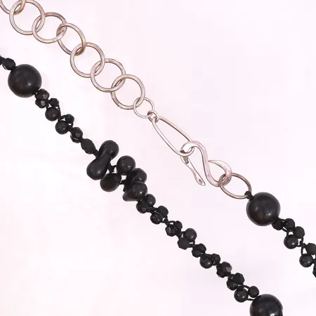 Collier med svarta stenar samt träkulor, längd 150cm, stämplat Annika, silver 925/1000. Bruttovikt: 107g  Skickas med postpaket.
