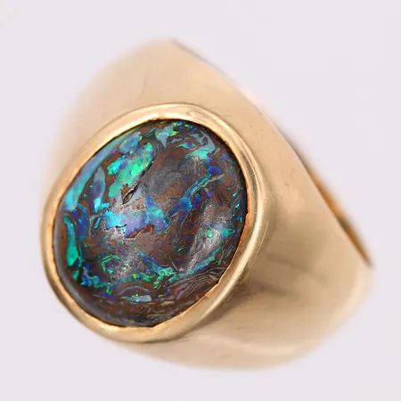 Klackring med cabochonslipad boulderopal ca 2,50ct, stl: 17, tillverkad av Sonny Carlberg Guldsmed, 18K guld Vikt: 15,7 g