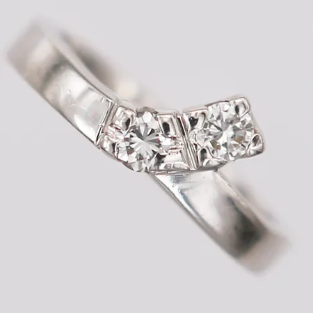 Ring med briljantslipade diamanter 2 x ca 0,10ct, stl: 15½, bredd: 3-7mm, Atelje Guld-Bros AB år 1989, 18K vitguld. Vikt: 3,8 g