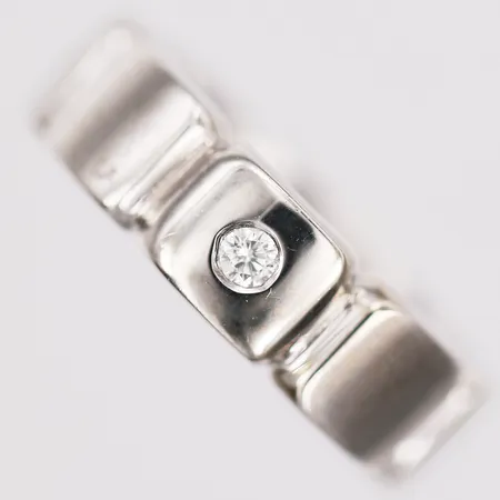 Ring med briljantslipade diamanter totalt 0,20ctv enligt gravyr, stl: 17, bredd: 5-6mm, 18K vitguld. Vikt: 11,9 g