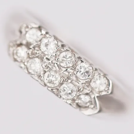 Ring med diamanter 10 x ca 0,03ct, stl: 16½, bredd: 2-5mm, otydliga stämplar, 18K vitguld. Vikt: 2,7 g
