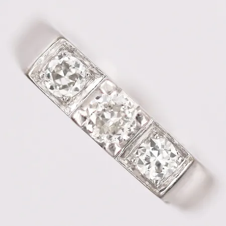 Ring med diamanter 1 x ca 0,23ct samt 2 x ca 0,15ct, stl: 18, bredd: 2,5-4mm, tillverkad av K.Torndals Juvelerare, 18K vitguld. Vikt: 4,5 g