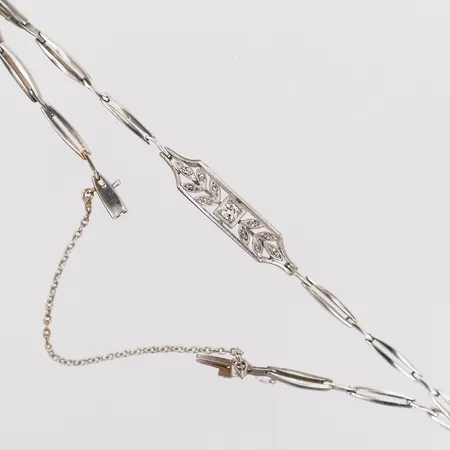 Armband med diamanter 1 x ca 0,05ct samt 10 x ca 0,005ct, längd: 19cm, bredd: 1-6mm, 18K vitguld. Vikt: 7,5 g