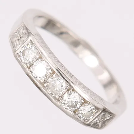 Ring med briljantslipade diamanter totalt 0,44ctv enligt gravyr, stl: 17, bredd: 2-4,5mm, 18K vitguld. Vikt: 5,4 g