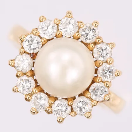 Ring med odlad saltvattenpärla samt diamanter totalt 1,00ct enligt gravyr, fyra indikerar på syntet, stl: 17, bredd: 4-16mm, 18K guld. Vikt: 8,5 g