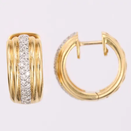 Ett par örhängen med diamanter 56 x ca 0,005ct, creoler, Ø17, bredd: 8mm, 18K guld. Vikt: 9,8 g
