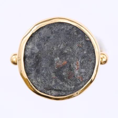 Ring med infattat koppermynt, stl: 16¾, bredd: 2-17mm, 22K guld. Bruttovikt:  Vikt: 7,3 g