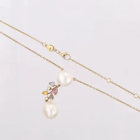Collier, Schoeffel, med grön, gul, rosa, blå safirer, briljantslipade diamanter 2 x ca 0,05ct, samt 2st odlade sötvattenpärlor, längd: 39, 41, 44cm, bredd: 1-40mm, 18K guld. Vikt: 8,5 g