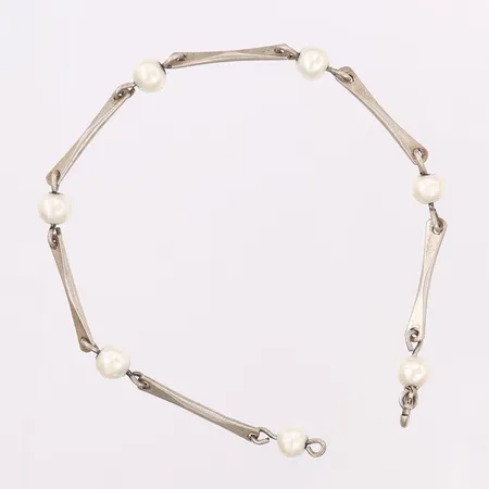 Armband med imitationspärlor, Atelje Chanson Hugo Janzon, längd: 21cm, bredd: 1-6mm, silver. Vikt: 7,4 g