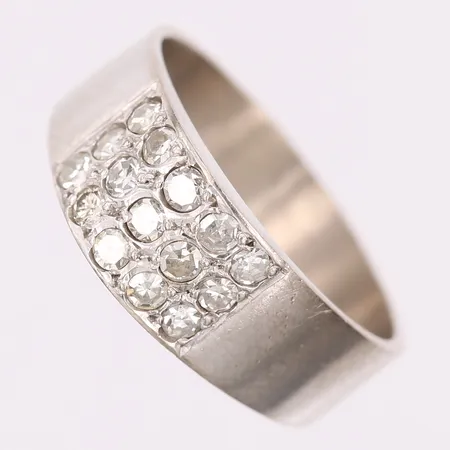 Ring med åttkantslipade diamantertotalt 0,30ct enligt gravyr, stl 15, tillverkad av Cedstam Guldsmed Bo år 1982, vitguld, 18K Vikt: 3,4 g