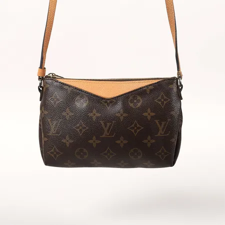 Axelväska Louis Vuitton Pallas Clutch, monogramcanvas, datumkod:AR3127 från 2017, höjd:20x15x3cm, dustbag, bruksslitage vid axelremmen, dustbag.