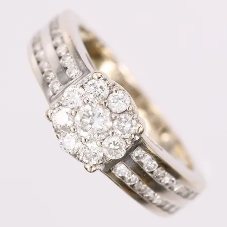 Ring med diamanter totalt ca 0,50ct, stl 15¾, 18K Vikt: 4,4 g