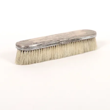 Skoborste med gravyr, 150x34mm, tillverkad år 1875, silver, bruttovikt 72,2g Vikt: 72,2 g