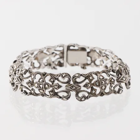 Armband med markasiter, längd ca 18 cm, bredd 14.2 mm, silver. Vikt: 24,2 g