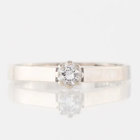 Ring solitär diamant på 0.15 ct WVS, Kaplan Stockholm 1980, storlek ca 16 ½ mm, bredd 2-4 mm, 18k. Vikt: 2,4 g