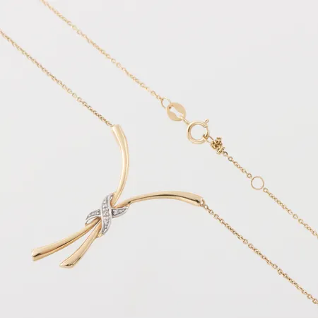 Collier med hänge, Guldfynd AB, små diamanter, längd ca 43 cm, bredd 0.5-32 mm, 18k. Vikt: 2,8 g