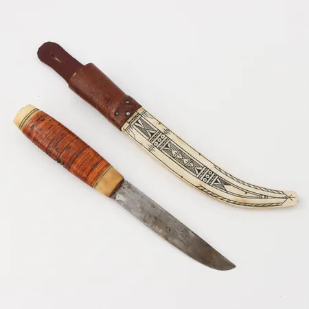 KARL ARKADIUS 'KORV-KALLE' BERGLUND (1865 - 1948). Samekniv, monogramsignerad K.B, längd kniv 20.5 cm, med slida 26 cm.