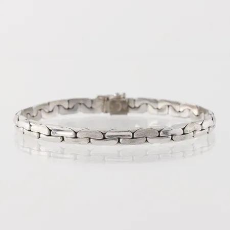 Armband, längd ca 19.5 cm, bredd 6 mm, silver. Vikt: 24 g