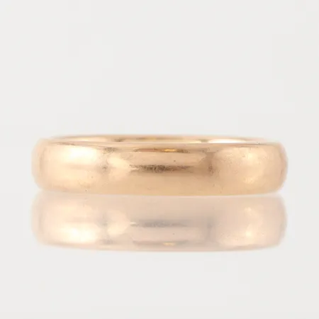 Ring slät, Schalins, gravyr, storlek 19 ¾ mm, bredd 4.9 mm, 18k. Vikt: 8,7 g