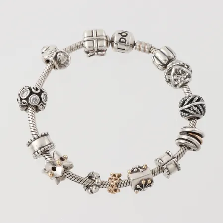 Armband Pandora med 12 st berlocker, längd ca 18 cm, bredd 2.9-10.5 mm, silver. Vikt: 48,6 g