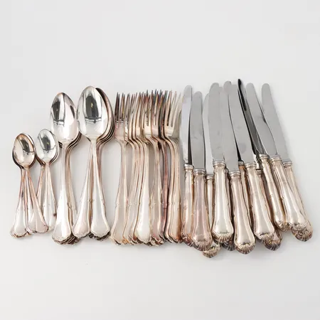 Bestickuppsättning sterlingsilver, gafflar 12 st längd 17.5 cm, vikt 452 gram, skedar 12 st längd 17 cm, vikt 470 gram, skedar 12 st längd 11.5 cm, vikt 147 gram, 12 st knivar med rostfria blad, längd 20 cm, vikt med rostfria blad 843 gram. Vikt: 1912 g