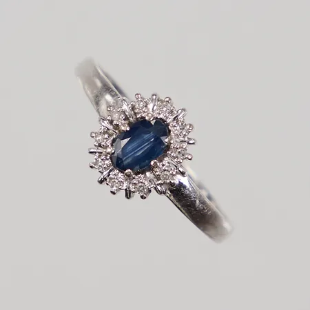 Carmoséring, stl 19, bredd 2-11mm, blå sten med åttkantslipade diamanter ca 10x0,005ct, smärre nagg, GHA, vitguld, 18K,  Vikt: 3,5 g