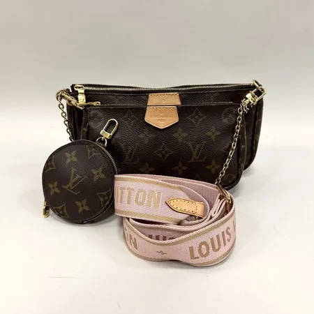 Väska Louis Vuitton Multi Pochette Accessoires, modell: M44840, mått: 23.5 x 13.5 x 4 cm, 18.5 x 10.5 x 3 cm, 9 x 9 x 2 cm, monogram canvas, rosa avtagbar axelrem, beslag i gulmetall, bruksslitage, svag rökdoft, väska köpt från LoveLuxury med kvitto samt orginalkvitto från Birger Jarlsgatan år 2021, dustabg, defekt box. 