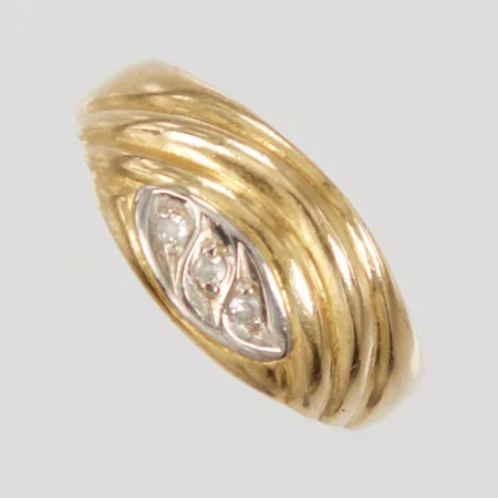 Ring med 8/8 slipade diamanter 3x0,01ct, stl: 16½, bredd: 3,6-8,8mm, 18K  Vikt: 3,2 g