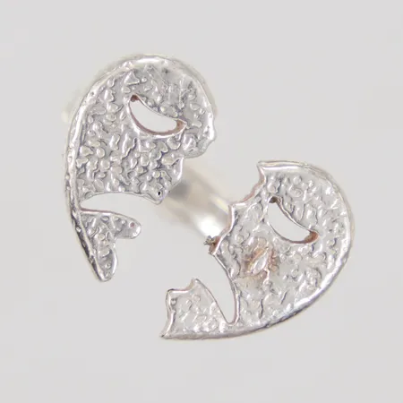 Ring tvådelat hjärta, stl: 18¼, bredd: 2,5-15,8mm, något skev, silver 925/1000 Vikt: 5,6 g
