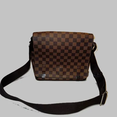 Väska Louis Vuitton District PM, mått ca 26x22x7cm, Damier Ebene, ref:N41031, kvitto Birger Jarlsgatan 2017.