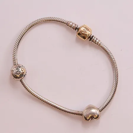Armband Pandora, 18,5cm, lås i 14K (2,4g), 2 stoppas med detaljer i 14K, 925/1000 Silver Totalvikt: 19,6g.