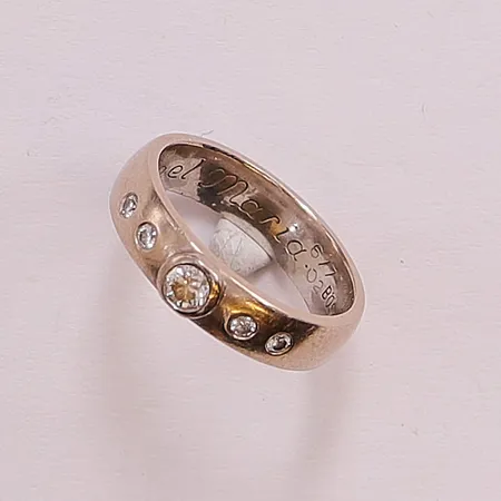 Ring, diamanter (1x 0,15ct, 4x 0,02ct), Ø16, bredd:4mm,  GRAVERAD 18K 5,4g.