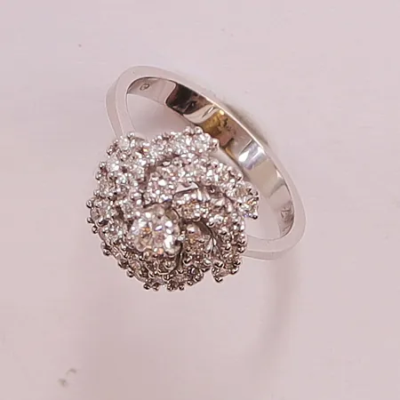 Ring, diamanter totalt 1,17ctv enligt gravyr, (1x ca 0,20ct, 32x ca 0,03ct), Ø19, bredd:15mm, 18K 6g.