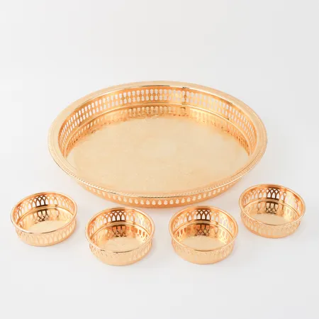 Serveringsset Scandia Guld, 5 delar, diameter 8 och 33 cm. Skickas med postpaket.