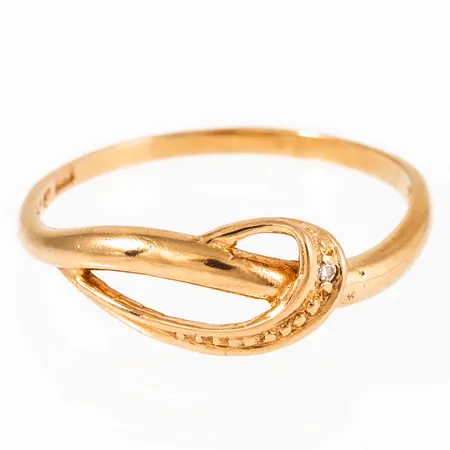 Ring i 18K guld med en c:a 0,005ct diamant. Den är 1,4 - 6,4 mm bred, är i storlek 17½ och väger 1,6g. Stämplad HE (Heribert Engelbert), Stockholms stadsstämpel, kattfot & 18K. 