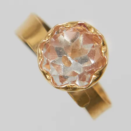 Ring, vit sten, justerbar storlek, bredd: 5-10,9mm, B.Hallberg, Köping 1977, 18K Vikt: 3,1 g