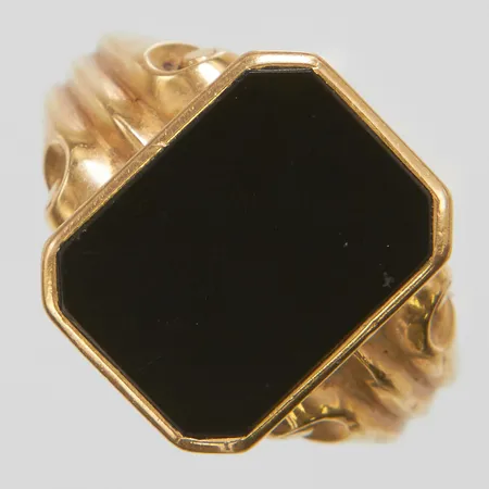 Klackring med onyx, Ø20¼, bredd: 2,8-16,4mm, K & EC., Göteborg 1953, 18K Vikt: 5,8 g