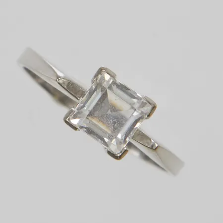 Ring med vit syntetisk spinell, Ø17¼, bredd: 2,9-6,6mm, K & EC., Göteborg 1979, vitguld, 18K Vikt: 3,5 g