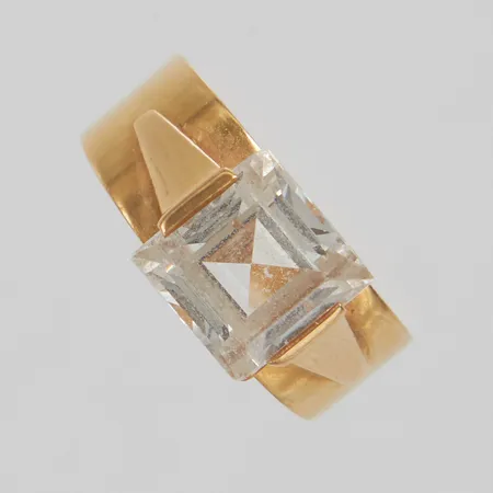 Ring, vit syntetisk spinell, Ø16¾, bredd: 4,2-8mm, Evir Guldvaruaktiebolaget, Falköping 1972, 18K Vikt: 2,9 g
