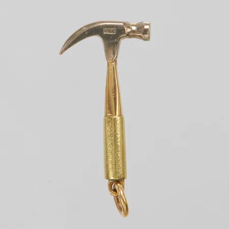 Hänge, hammare, 37,2x17mm, Bengt J. Anderssons Guld, vitguld/rödguld, 18K Vikt: 5,8 g