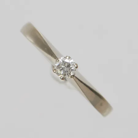 Ring, briljantslipad diamant 0,11ct enligt gravyr, Ø16, bredd:1,8-3,2mm, Örns Juvelateljé, Göteborg 1973, vitguld, 18K Vikt: 2,3 g