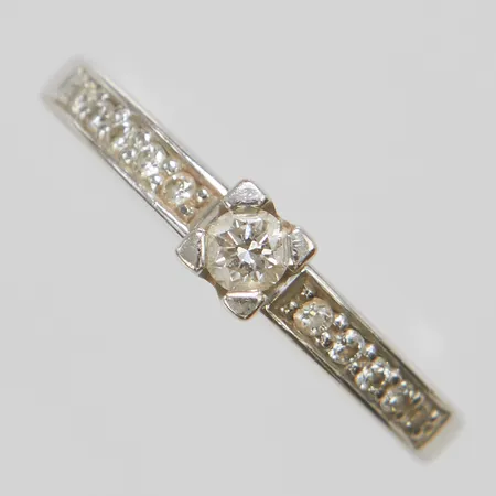 Ring, briljantslipade diamanter 1xca0,10ct + 10xca0,01ct, Ø15½, bredd: 2,4-3,8mm, Schalins, gravyr, vitguld, 18K Vikt: 3,6 g
